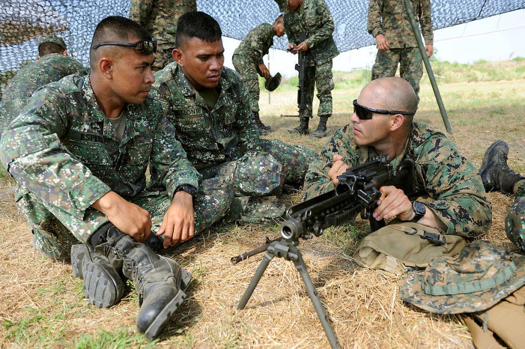 Philippine Marines train on automatic weapons in classes from the US Marine Corps. Photo: US Air Force Tech. Sgt. Jerome S. Tayborn