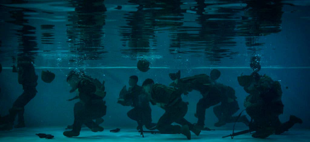 US Marines conduct underwater training. (Photo: US Marine Corps Lance Cpl. Jered T. Stone)