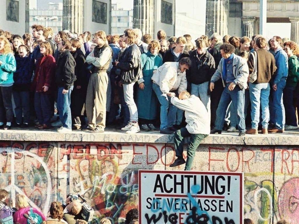 The Berlin Wall at the Brandenburg Gate. (Photo: Wikimedia)