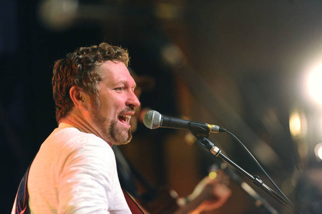 Craig Morgan sings to a group of service members during a USO tour on Okinawa, Japan. (Photo: Steve Manuel, USO)