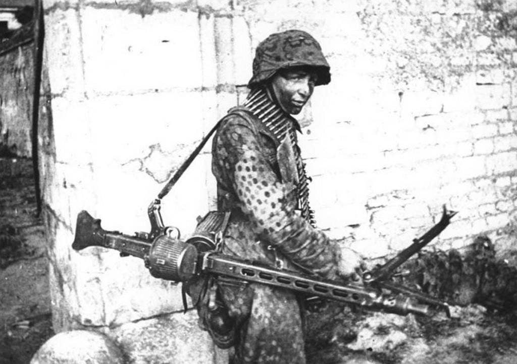A Waffen SS soldier totes an MG 42 with a shoulder strap. (German Bundesarchiv photo.)