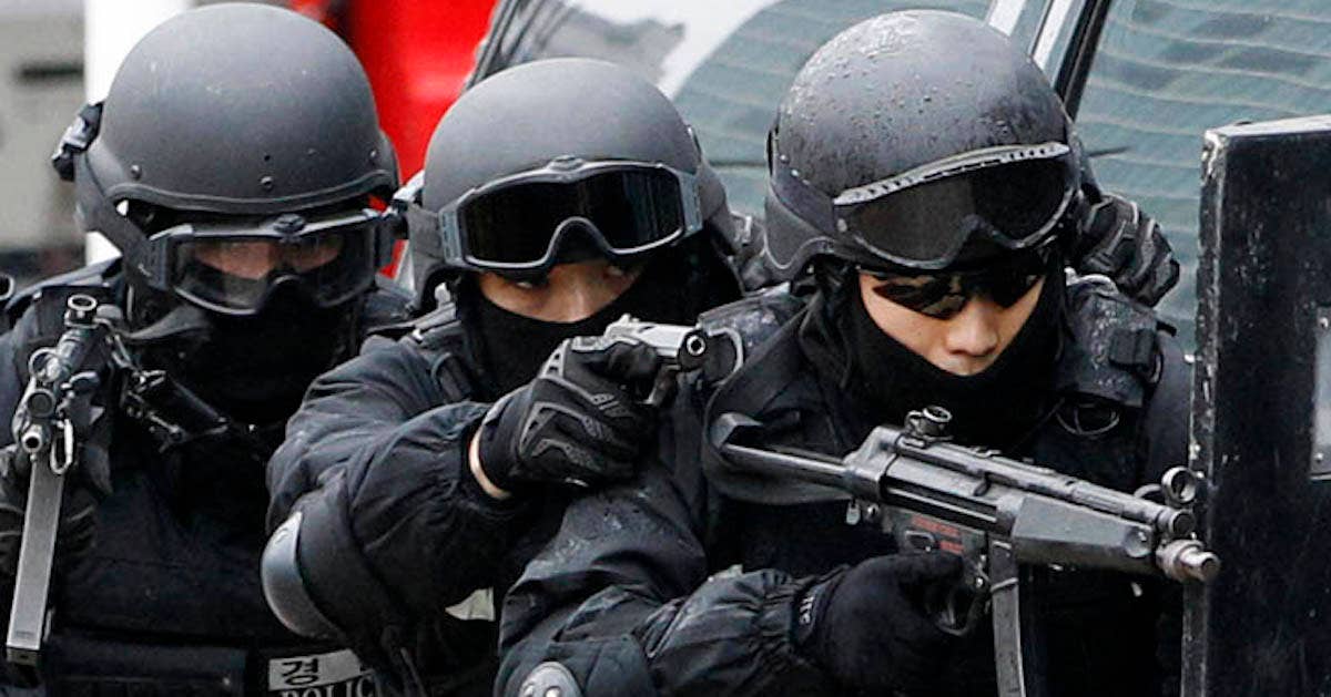 The craziest small-arms maneuvers by South Korean SWAT
