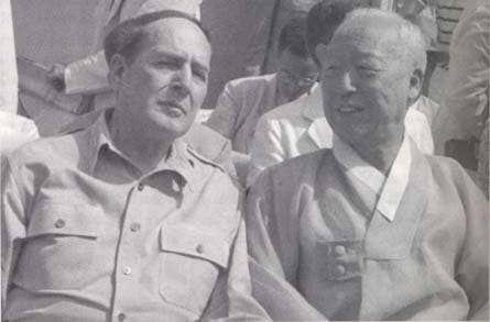 Rhee with Gen. Douglas MacArthur