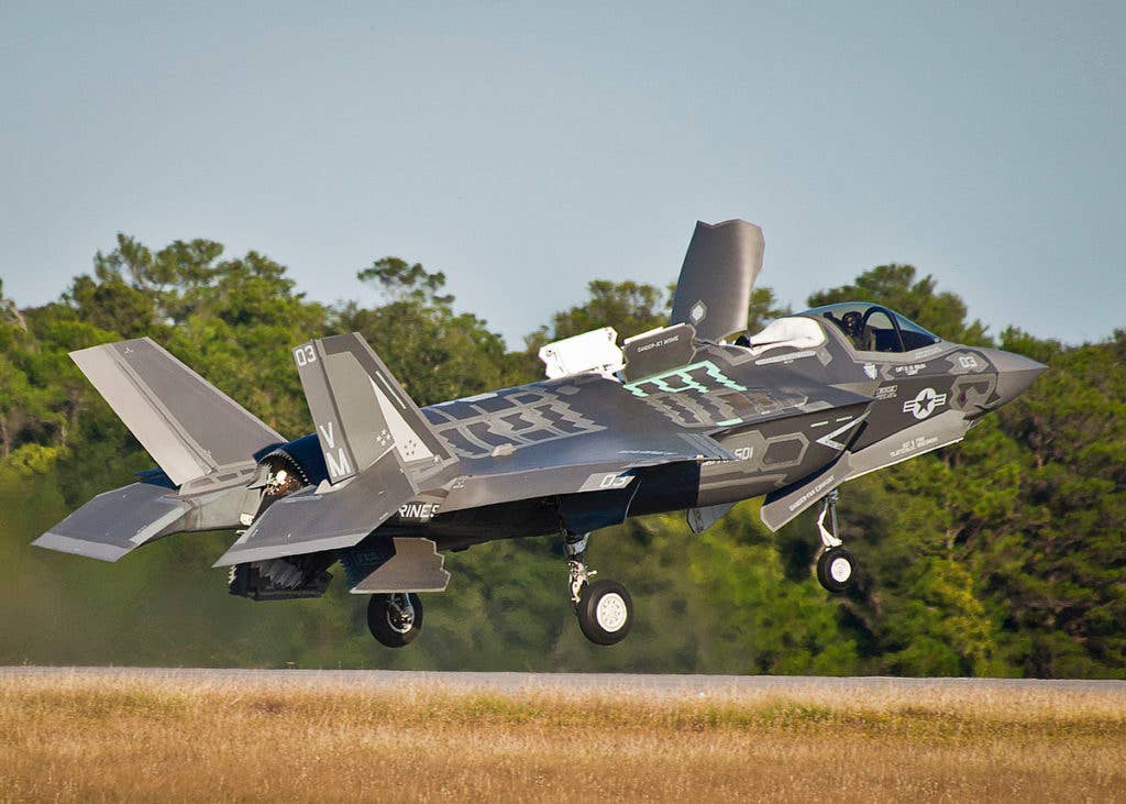 A US Marine Corps F-35B conducts a short take-off and vertical landing exercise in Oct. 2013. Photo: US Air Force Samuel King