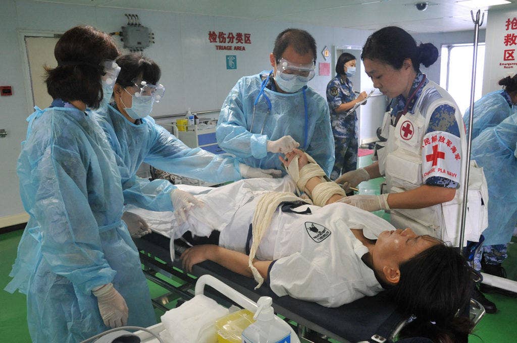 Chinese medical personnel aboard the hospital ship Peace Ark treat simulated injuries during Rim of the Pacific 2016. (Photo: Chinese Navy)