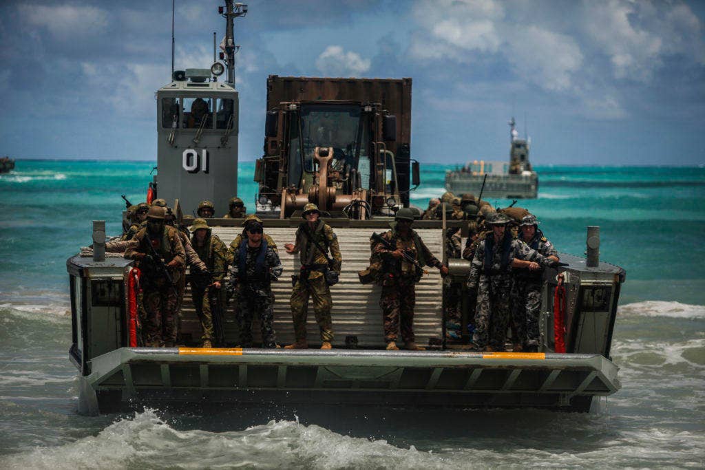 A Royal Australian Navy landing craft transports Australian, New Zealand, Tongan, and US forces to a Hawaii beach on Jul. 30. (Photo: US Marine Corps Sgt. William L. Holdaway)