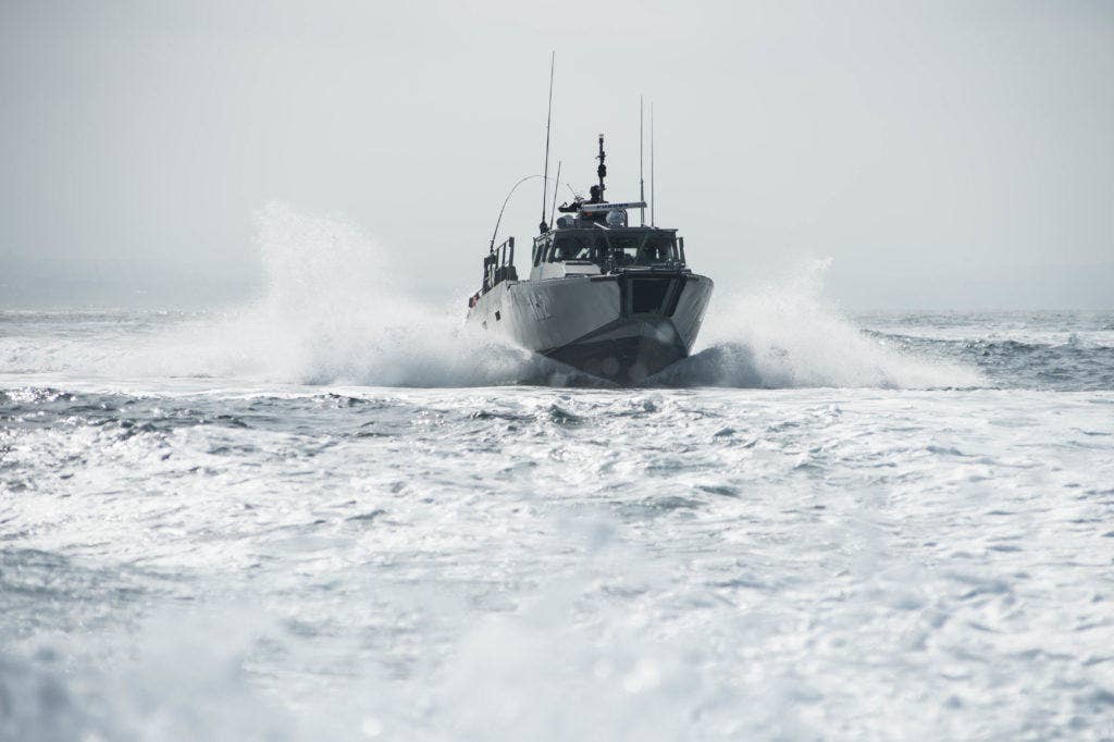 A Mexican Navy coastal patrol boat practices tactical maneuvers during a mission with the US Navy's Coastal Riverine Squadron 1 in Rim of the Pacific 2016. (Photo: US Navy Mass Communication Specialist 2nd Class Jonathan A. Nelson)