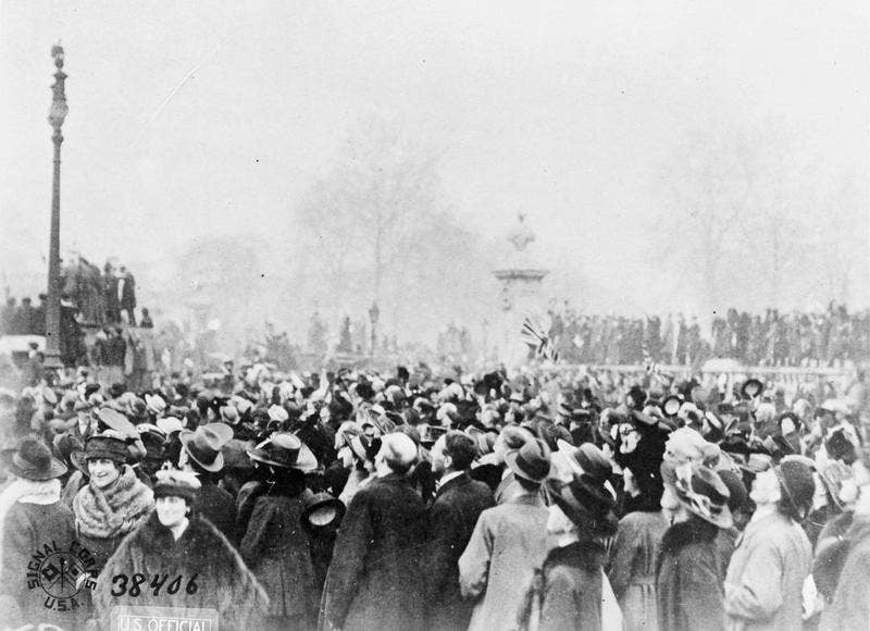 Crowds outside Buckingham Palace in London after the cessation of hostilities in World War I. (Photo: U.S. Army Signal Corps)