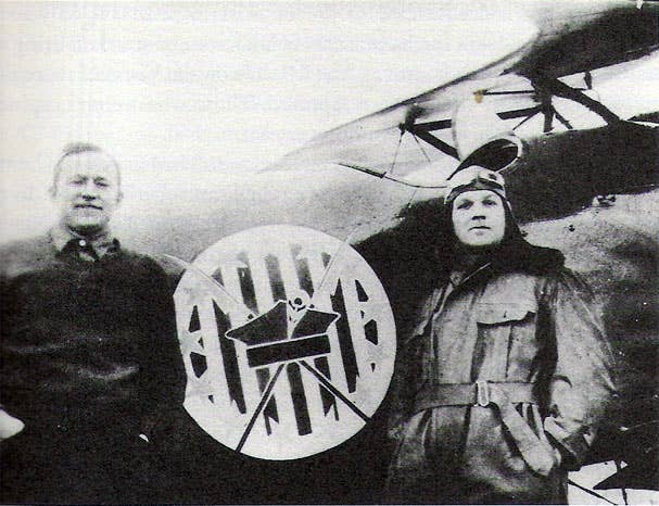 American pilots Merian C. Cooper and Cedric Fauntleroy pose with a plane of the Polish 7th Air Escadrille. (Photo: Public Domain)