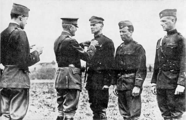 Brig. Gen. MacArthur (third from the left) receives the Distinguished Service Cross. (U.S. Army, 1918)