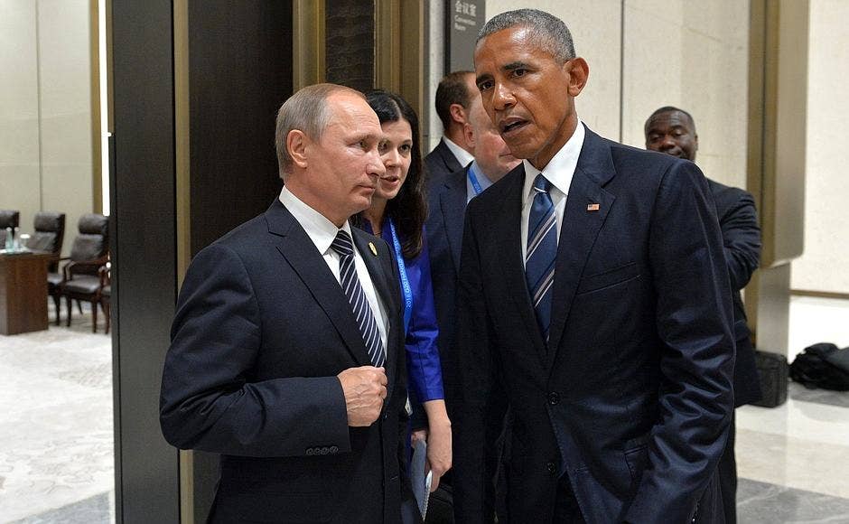 Watch the world's two most powerful men chat like they're waiting for the bus. (Kremlin photo)