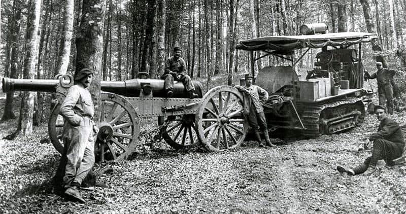 An early Caterpillar Tractor from Holt pulls artillery in World War I. (Photo: HoltCat.com)