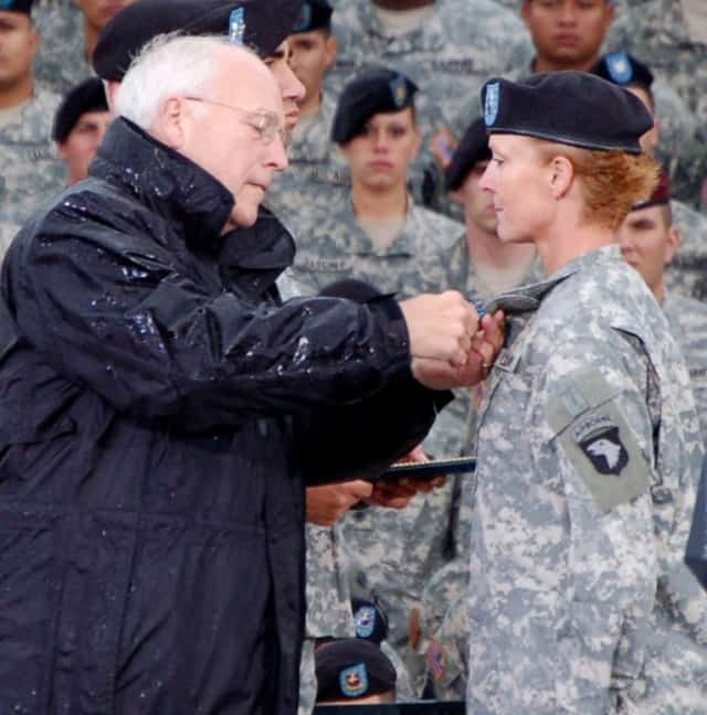 Vice President Richard Cheney presents the Distinguished Flying Cross to Chief Warrant Officer 3 Lori Hill in a ceremony at Fort Campbell, Ky. on Oct. 16, 2006. (Photo via U.S. Army)
