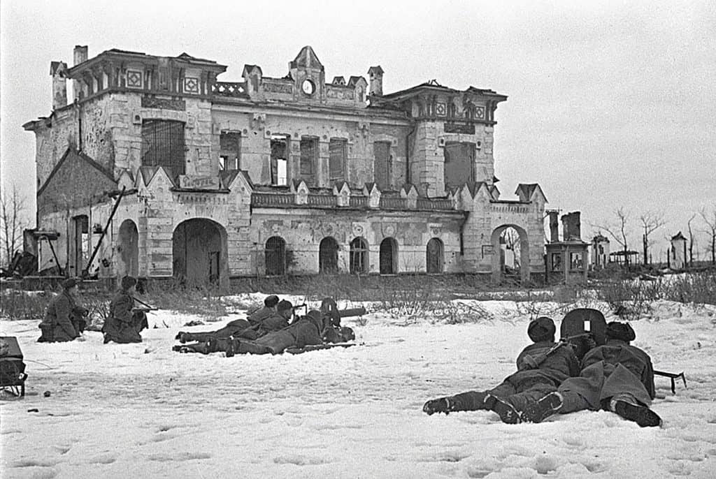 Red Army troops fighting on the outskirts of Leningrad. (Photo: Wikimedia Commons)