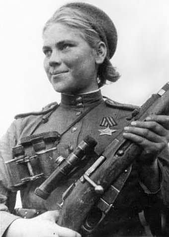  The famous Soviet sniper Roza Shanina poses with her Mosin-Nagant 1891/30 rifle. (Photo: Public Domain)