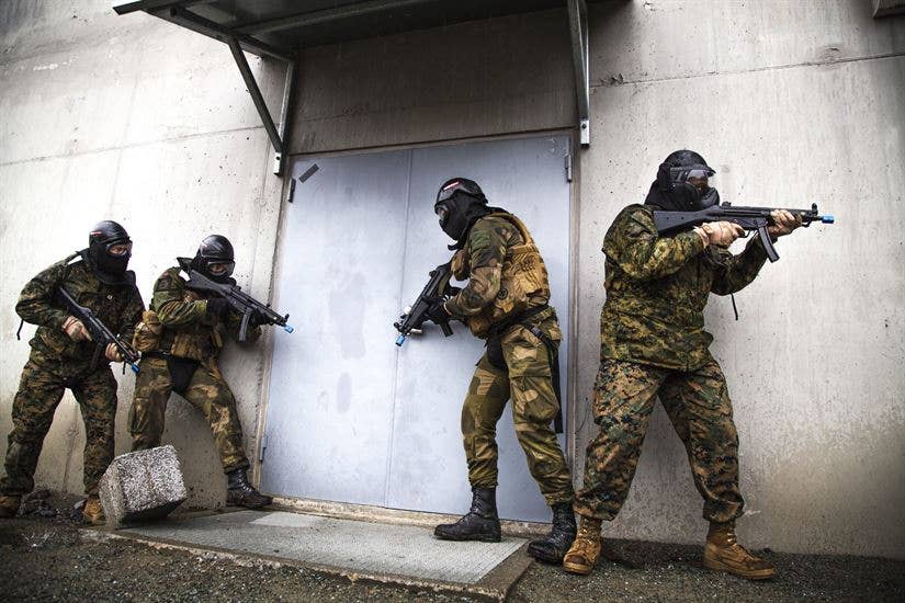 U.S. Marines and sailors with Marine Rotational Force 17.1 and soldiers with Norwegian Home Guard 12 prepare to enter a building during a room-clearing exercise near Stjordal, Norway, May 24, 2017. This exercise compared the standard operating procedures for Marines and Norwegian forces in the event of an active shooter or hostage negotiation. (Marine Corps photo by Cpl. Emily Dorumsgaard)