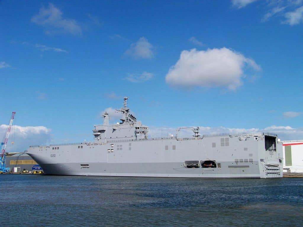 The Mistral-class amphibious assault ship Anwar el-Sadat, prior to being handed over to the Egyptian Navy. (Photo from Wikimedia Commons)