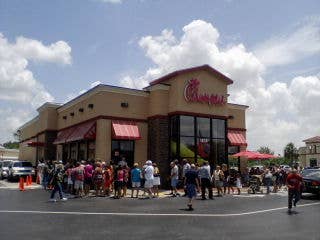 A Chick-Fil-A restaurant in Port Charlotte, Fla. has a long line of customers. (Wikimedia Commons)