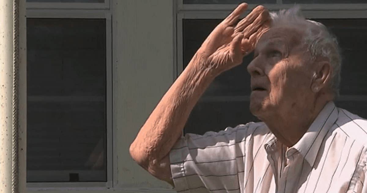 This blind WWII Marine veteran protected his US flag from vandals