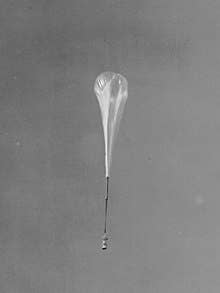 A Skyhook balloon in flight in 1957 (Photo Wikimedia Commons)