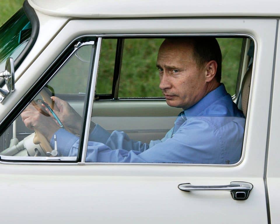 Putin returned to Russia in 1990. (image)