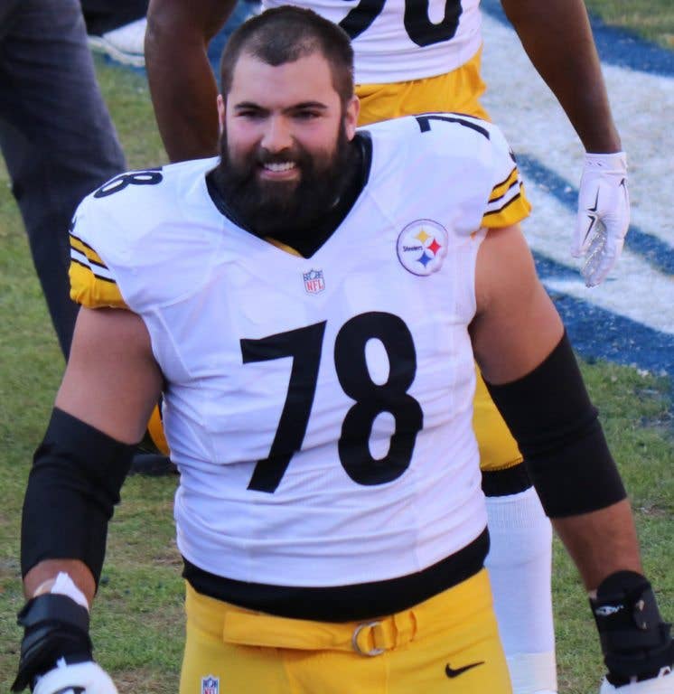 Alejandro Villanueva post-game with Steelers in 2015. From Army Ranger to NFL O-line. (Image from Wikimedia Commons)
