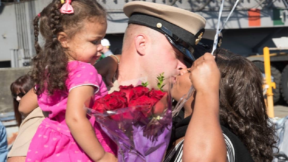 5 sweet ways troops have shown love to those waiting for them