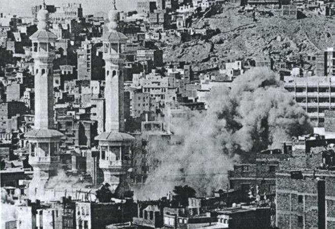 Smoke rising from the Grand Mosque during the assault on the Marwa-Safa gallery, 1979.