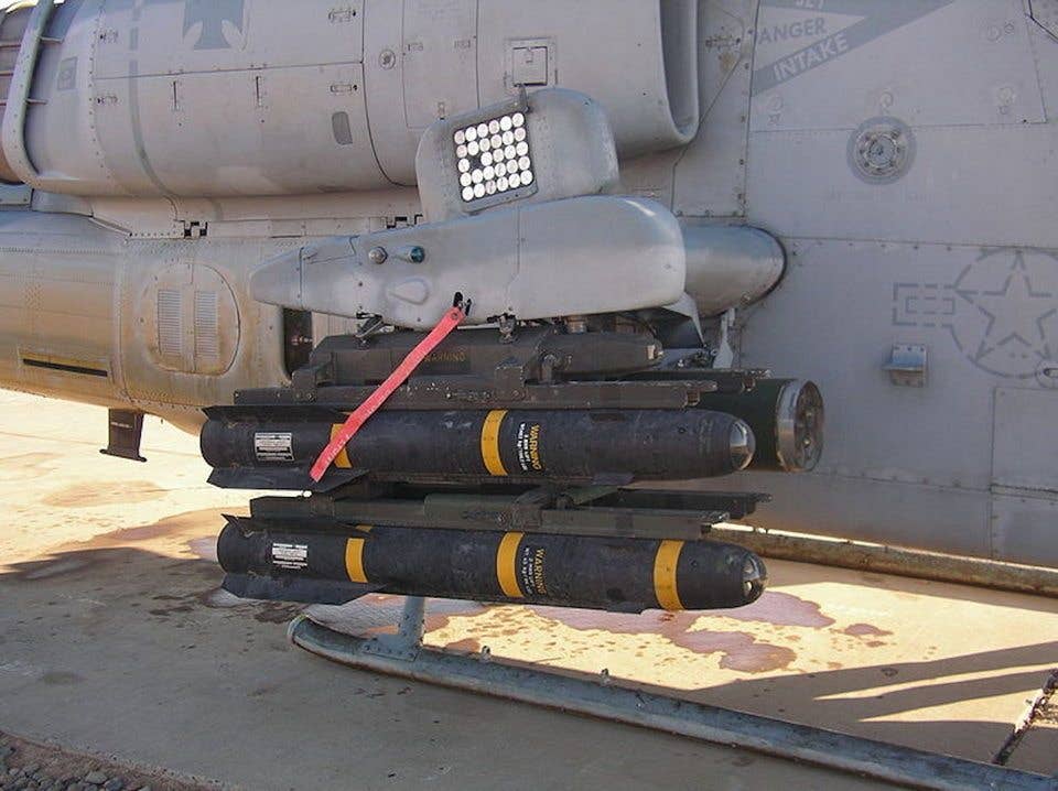 Hellfire missiles on the rails of a US Marine Corps AH-1W Super Cobra. (Photo from Wikimedia Commons)