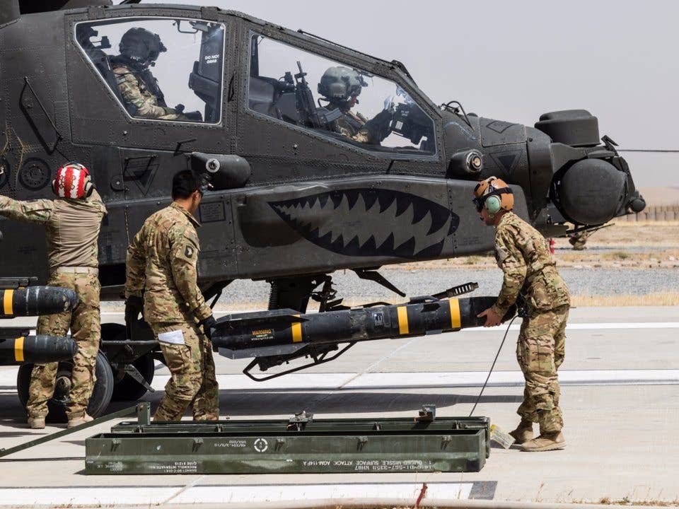 U.S. Army Soldiers assigned to Task Force Griffin, 16th Combat Aviation Brigade, 7th Infantry Division load an AGM-114 Hellfire missile on an AH-64E Apache helicopter in Kunduz, Afghanistan, May 31, 2017. (US Army)