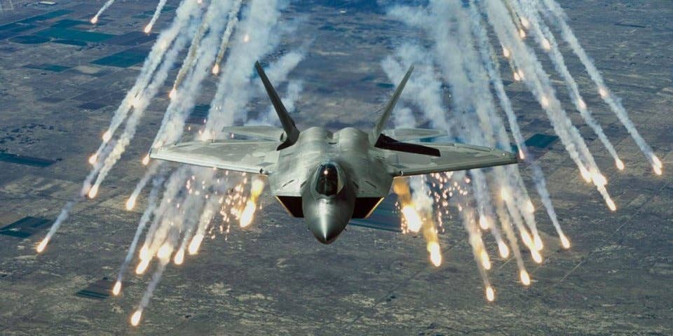F-22 deploys flares.