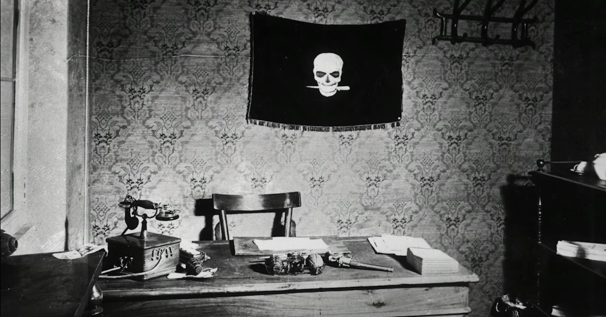 An Arditi flag hangs in the office of a former soldier.<br><a href="https://www.youtube.com/watch?v=eydU9_jhj7It=99s" target="_blank" rel="noreferrer noopener">The Great War</a>/ YouTube