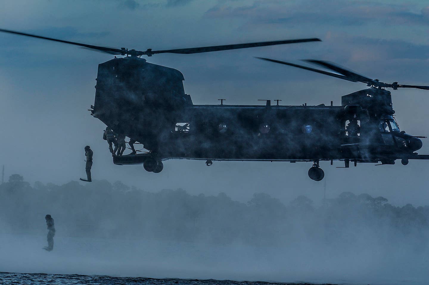 An MH-47 Chinook helicopter.