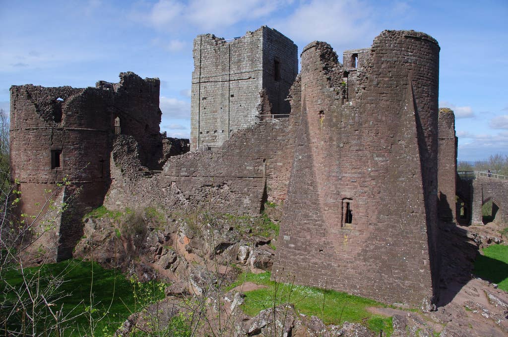 Except for some missing lead, this is basically what Goodrich Castle looked like after ole' Meg was done with it. Note that the castle builders hadn't designed the walls and towers to have those gaping holes in them. (David Merrett, CC BY 2.0)