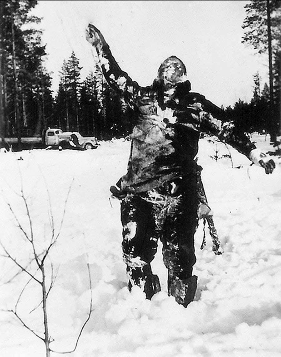 Frozen Soviet troops were also left out for display by the Finns, just to let the Russians know what fate awaited them.