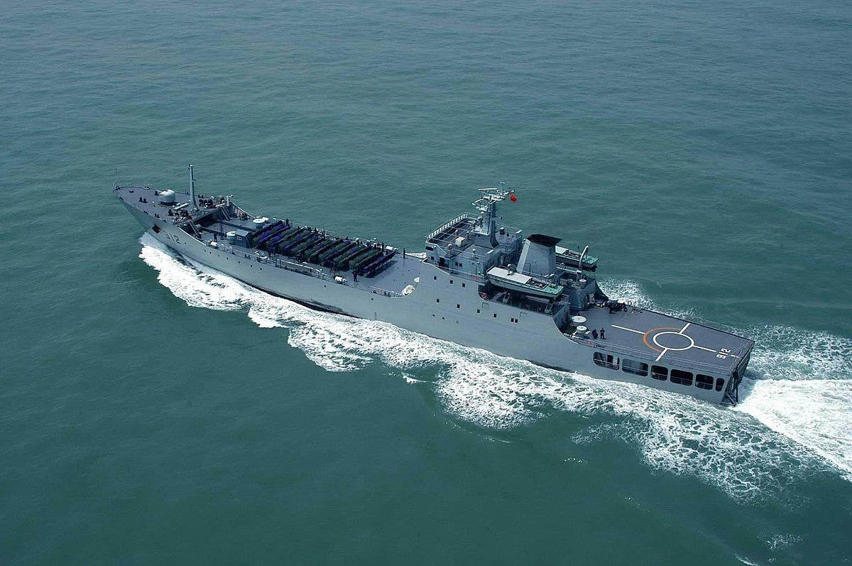 The Type 072A LST gives Chinese naval commanders a lot of options.<br>(樱井千一, CC BY-SA 3.0)