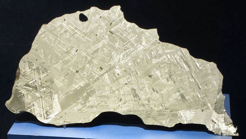 A slice of Gibeon Meteorite, featuring the Widmanstätten pattern. (Wikimedia Commons)