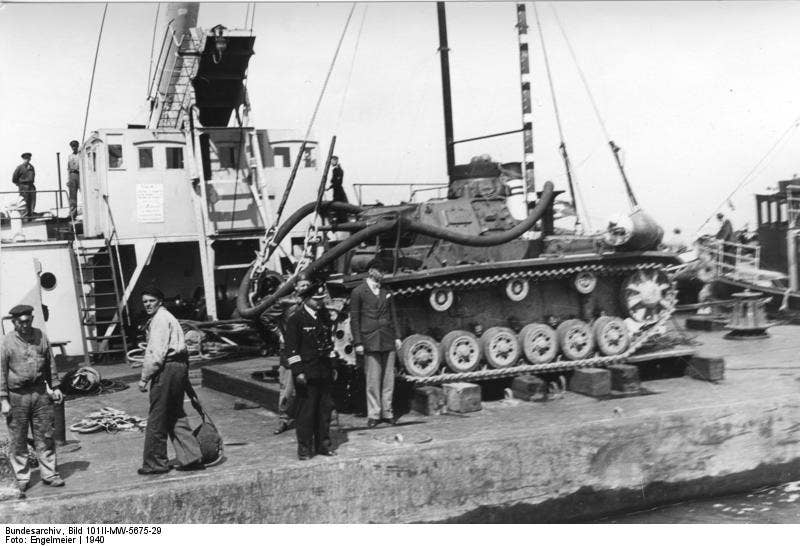 German troops test amphibious tanks for the planned invasion of Britain in Operation Sealion. (Bundesarchiv, CC BY-SA 3.0)