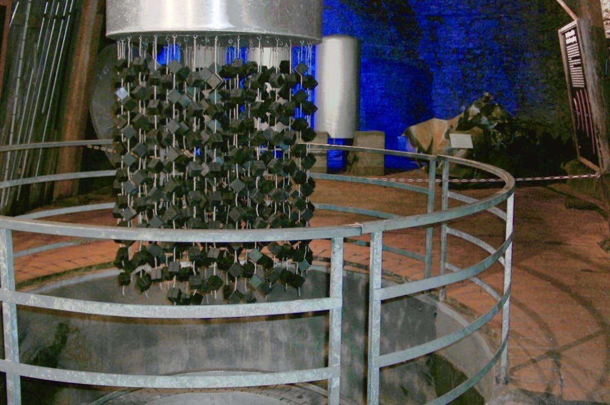 A museum exhibit shows the uranium chandelier Germany used for their experimental reactors.<br>(ArtMechanic, CC BY-SA 3.0)
