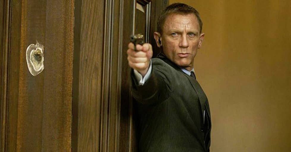 Daniel Craig hit the gym with a leg cast and put us all to shame