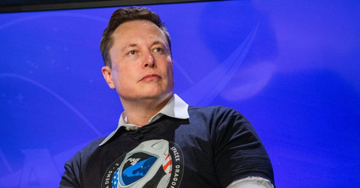 Elon Musk reportedly tells SpaceX&#8217;s 7,000 employees in email to shift their focus to the rocket designed to eventually take people to the moon — and Mars