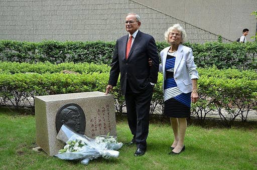 <em>Finance innovator Leo Melamed and his wife Betty visit the Chiune Sugihara memorial at Waseda University. Melamed fled Europe on one of Sugihara's visas. (Photo by Waseda University)</em>