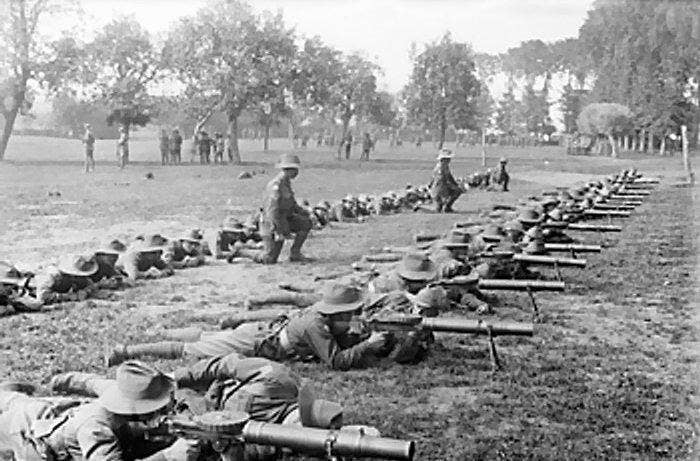 Australian soldiers drill with Lewis guns in France