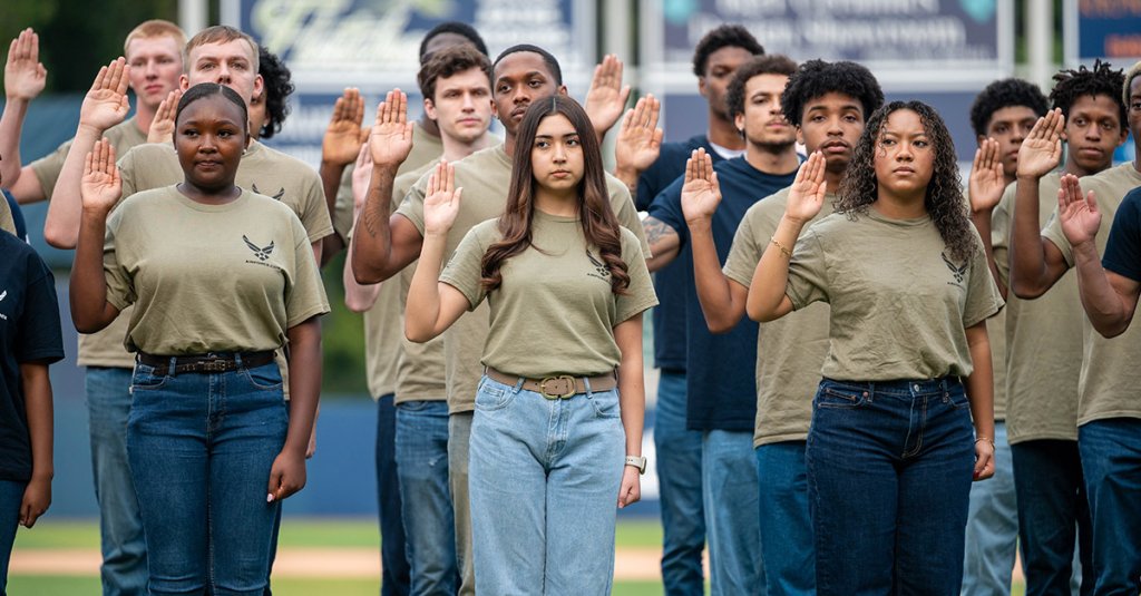 a group of enlistees taking the oath of enlistment to join the Air Force.