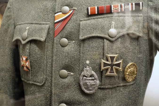 This is why soldiers wear unit patches