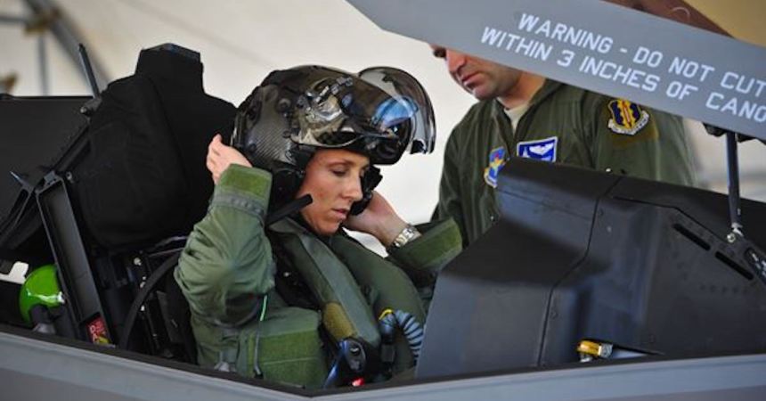 5 differences between Navy and Air Force fighter pilots