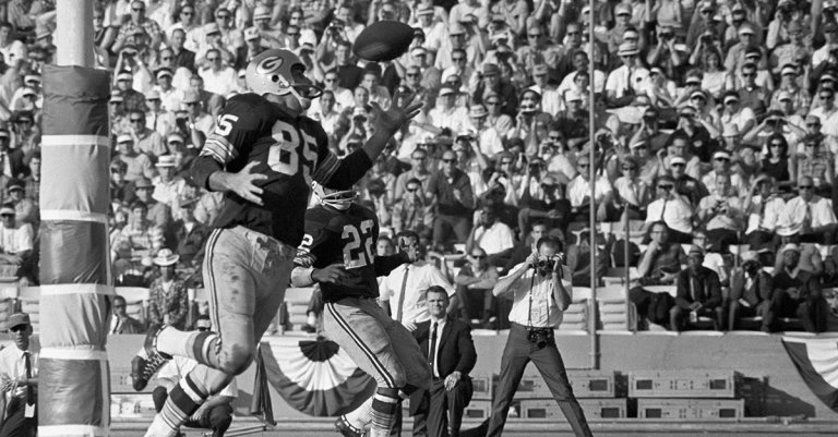 Max McGee Making Winning Touchdown (Original Caption) 1/15/1967- Green Bay Packers, Max McGee, snags the star pass in the end zone to win the Super Bowl against the Kansas City Chiefs.
