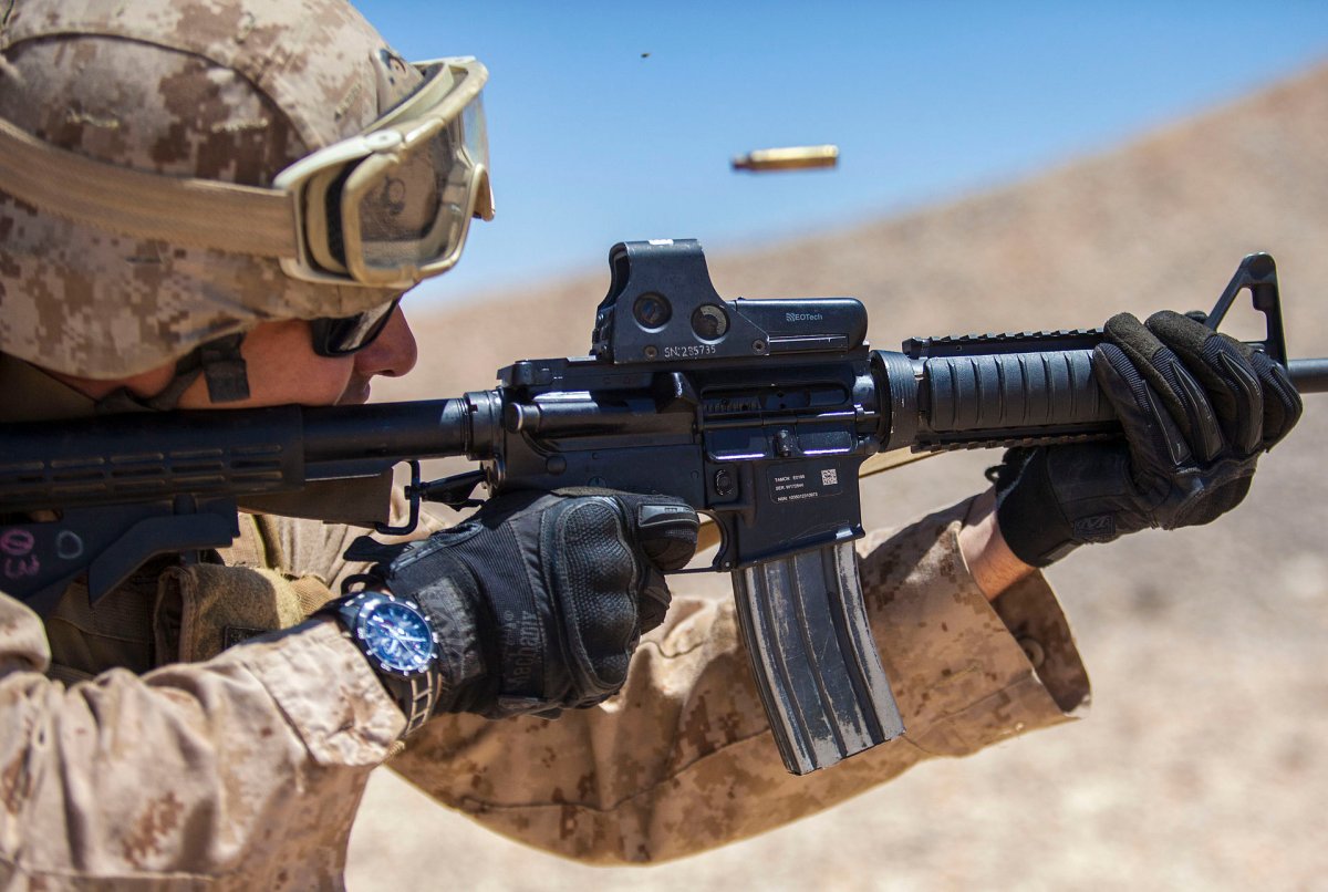 How the first holographic weapon sight replaced itself