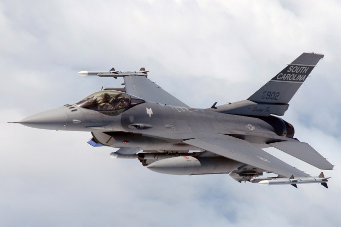 6 differences between the Air Force’s F-16 and the Navy’s F-18