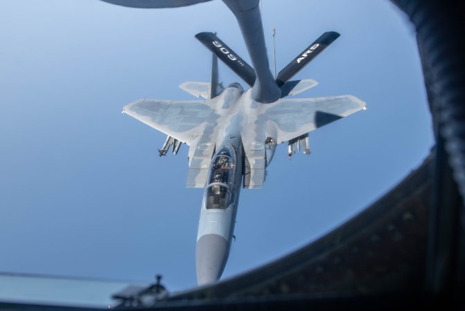 5 differences between Navy and Air Force fighter pilots